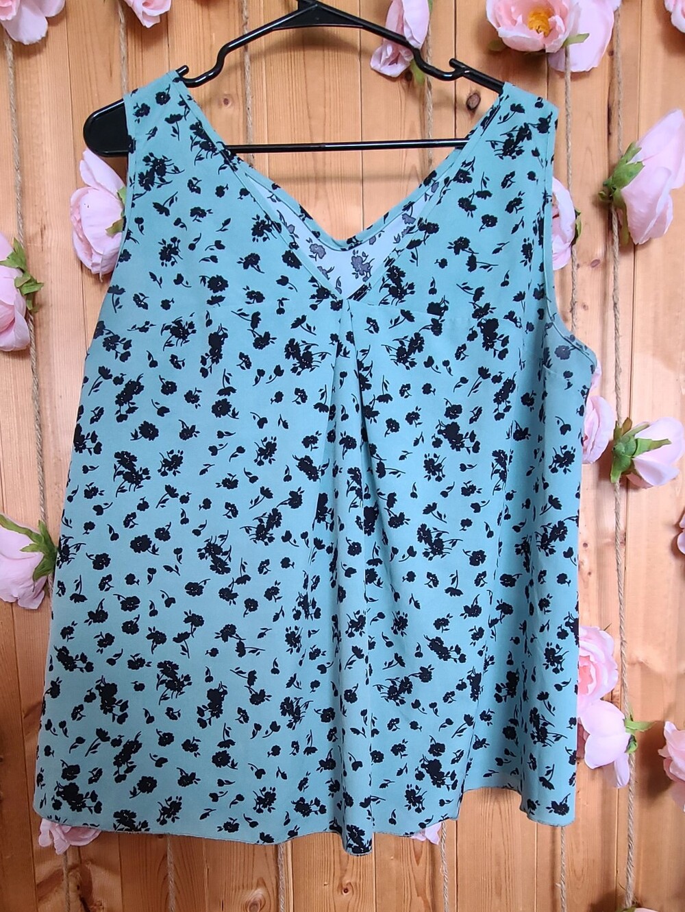 SHEIN Mint Green Floral Curve Top